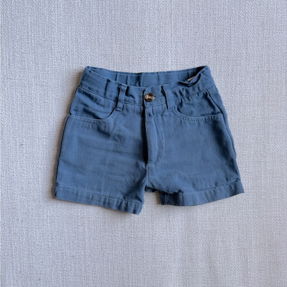 Patricia Mendiluce cotton twill shorts. Adjustable waist with inner elastic.